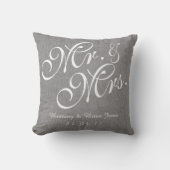 Grey White Linen Mr. and Mrs Wedding Pillow Kissen (Vorderseite)