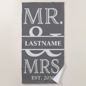 Grey White Mr. und Mrs. Wedding Personalisiert Strandtuch (Vorderseite)