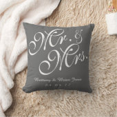 Grey & White Mr. und Mrs. Wedding Pillow Kissen (Decke)