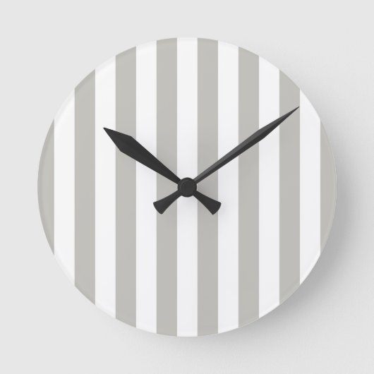 Grey & White Stripe Clock Runde Wanduhr (Vorderseite)