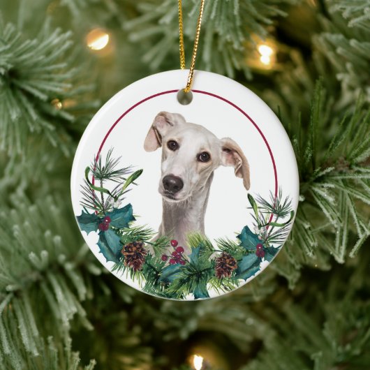 Greyhound Dog Evergreen Berry Wreath Keramik Ornament (Baum)
