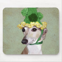 Greyhound in Grüner Nylonhut
