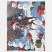 Greyhound läuft im Schnee mit Weihnachtshut Fleecedecke (Vorderseite)