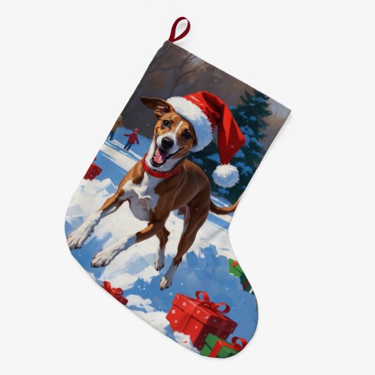 Greyhound läuft im Schnee mit Weihnachtshut Großer Weihnachtsstrumpf (Vorderansicht (hängend))