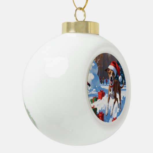 Greyhound läuft im Schnee mit Weihnachtshut Keramik Kugel-Ornament (Links)