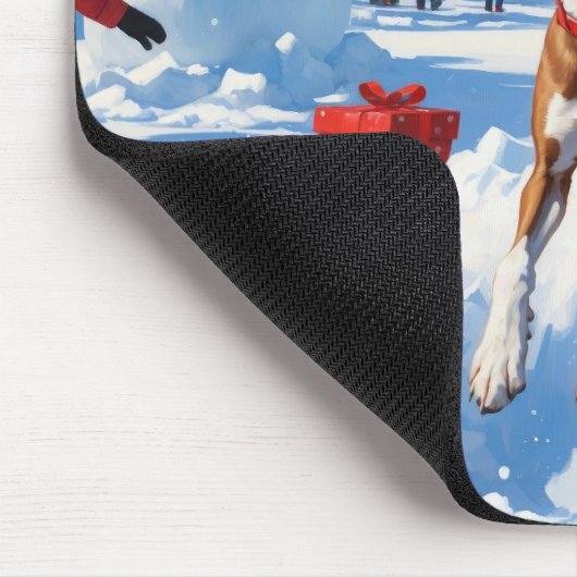 Greyhound läuft im Schnee mit Weihnachtshut Mousepad (Ecke)