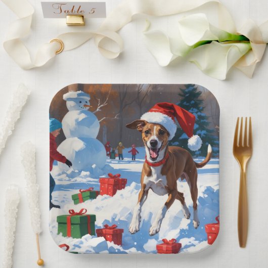 Greyhound läuft im Schnee mit Weihnachtshut Pappteller (Hochzeit)
