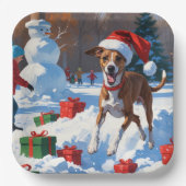 Greyhound läuft im Schnee mit Weihnachtshut Pappteller (Vorderseite)