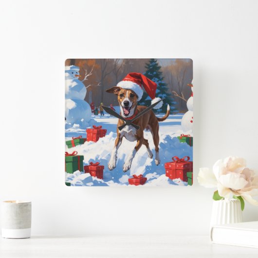 Greyhound läuft im Schnee mit Weihnachtshut Quadratische Wanduhr (Zuhause)
