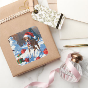 Greyhound läuft im Schnee mit Weihnachtshut Quadratischer Aufkleber