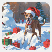 Greyhound läuft im Schnee mit Weihnachtshut Quadratischer Aufkleber (Vorderseite)