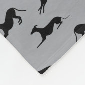 Greyhound Silhouetten Schwarz auf Grau Fleecedecke (Ecke)