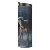 Greyhound Snowy Sleigh Weihnachtsdekor Thermosbecher (Nach rechts gedreht)