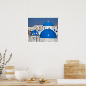 Griechenland, Santorin. Glockenturm und blaue Kupp Poster (Küche)