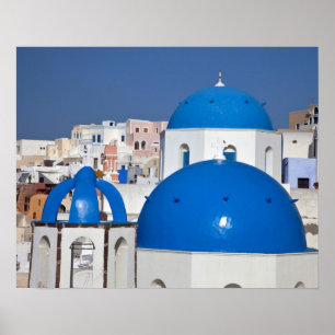 Griechenland, Santorin. Glockenturm und blaue Kupp Poster