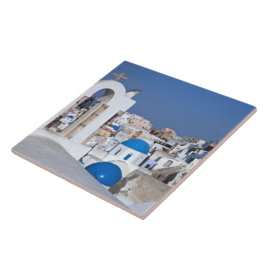 Griechenland, Santorini. Glockenturm und blaue Kup Fliese (Seite)