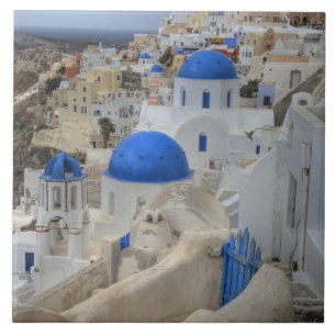 Griechenland, Santorini. Glockenturm und blaue Kup Fliese
