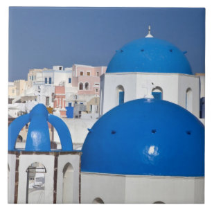 Griechenland, Santorini. Glockenturm und blaue Kup Fliese