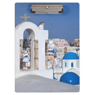 Griechenland, Santorini. Glockenturm und blaue Kup Klemmbrett