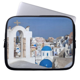 Griechenland, Santorini. Glockenturm und blaue Kup Laptopschutzhülle