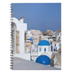 Griechenland, Santorini. Glockenturm und blaue Kup Notizblock