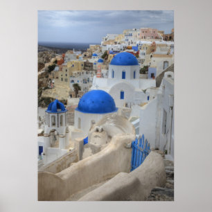 Griechenland, Santorini. Glockenturm und blaue Kup Poster