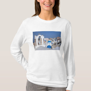 Griechenland, Santorini. Glockenturm und blaue Kup T-Shirt