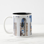 Griechenland, Santorini. Glockenturm und blaue Kup Zweifarbige Tasse (Links)