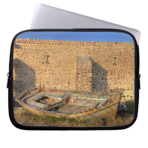 Griechenland, Santorini, Oia. Altes Fischerboot au Laptopschutzhülle