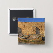 Griechenland, Santorini, Oia. Altes Fischerboot tr Button (Vorne & Hinten)