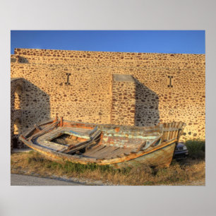 Griechenland, Santorini, Oia. Altes Fischerboot tr Poster