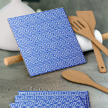 Griechisch Meander Key Squares Muster Blau Fliese<br><div class="desc">Elegantes,  stilvolles und raffiniertes griechisches Muster in Blau und Weiß. Moderne und trendige Geschenke,  perfekt für den mediterranen Liebhaber in Ihrem Leben.</div>