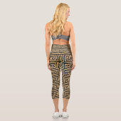 Griechisch Meander Key Squares Muster Brown Capri Leggings (Rückseite)