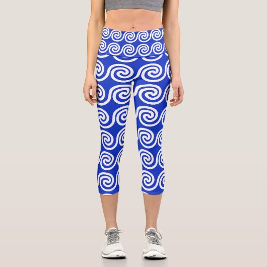 Griechisch Meander Key Waves Muster blau Capri Leggings (Vorderseite)