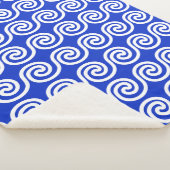 Griechisch Meander Key Waves Muster blau Sherpadecke (3/4)