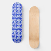 Griechisch Meander Key Waves Muster blau Skateboard (Vorderseite)