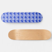 Griechisch Meander Key Waves Muster blau Skateboard (Horizontal)