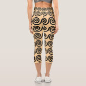 Griechisch Meander Key Waves Muster Brown Capri Leggings (Rückseite)