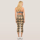 Griechisch Meander Key Waves Muster Brown Capri Leggings (Rückseite)