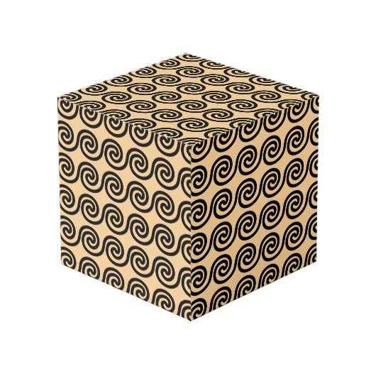 Griechisch Meander Key Waves Muster Brown Würfel (Vorderseite Schrägansicht)