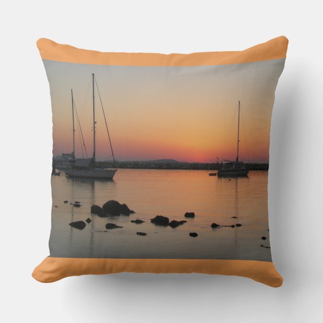 Griechische Boote bei Cyclades Sunset Throw Kissen (Vorderseite)