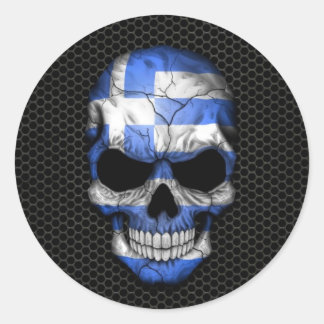 Griechischer Flaggenschädel auf Stahlmesh-Grafik Runder Aufkleber