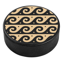 Griechischer Fret, Mittelmeer-Wellenmuster, braun Eishockey Puck