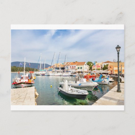 Griechischer Hafen mit Segelbooten in Fiskardo Postkarte (Vorderseite)