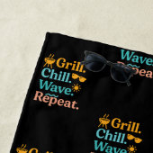 Grill Chille Welle wiederholen Sommer Strand Zitat Strandtuch (Beispiel)