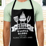 Grill Master Daddy Black Schürze<br><div class="desc">Einzigartige schwarze Schürze für den besten Papa zu Weihnachten, Vatertag oder Geburtstag mit Illustrationen eines Grillgrillgrills und "Grill Master Daddy" in lustiger weißer Typografie. Fügen Sie die Namen seiner Kinder hinzu. Falls erforderlich, bearbeiten Sie das Entwurfstool, um die Schriftart-Größe für eine längere oder kürzere Namensliste zu erhöhen oder zu verringern....</div>