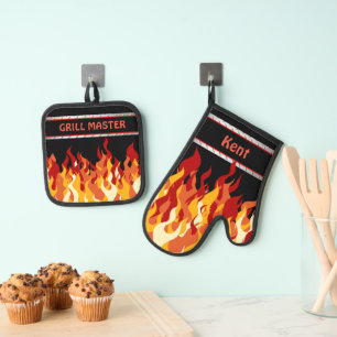 Grill Master Name Schwarz mit Flammen Ofenhandschuh & Topflappen-Set