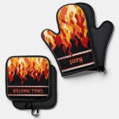 Grill Master Name Schwarz mit Flammen Ofenhandschuh & Topflappen-Set (Vorderseite/Rückseite)