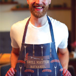 Grill Master Navy Blue Sausage Grillgabel Name Schürze<br><div class="desc">Dieses coole und moderne Muster ist perfekt für den Grillmeister. Es ist mit einer handgezeichnet braunen, bräunlichen, silbernen, schwarzen und dunkelgoldenen Wurst mit einem Grillgabel-Cartoon-Illustrationsmuster auf einem marineblauen abstrakten Muster versehen. Dieses Design enthält auch den Satz "Grill Master" mit einem Monogramm-Namen. Es ist lustig, einzigartig, männlich und lustig! ***WICHTIGE HINWEIS...</div>