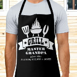 Grill Master Opa Black Schürze<br><div class="desc">Diese schwarze Schürze zeigt die Illustrationen eines Grillgrillgrills und "Grill Master Opa" in lustiger Typografie. Sie ist ein Geschenk für den besten Großvater aller Zeiten. Fügen Sie die Namen seiner Enkel hinzu und personalisieren Sie,  ob er Opa,  Poppop,  Papa,  Pop,  etc. genannt wird.</div>